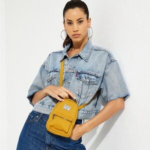 HERSCHEL
Nova Logo Patch Detailed Crossbody Bag